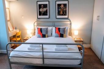 1 Bedroom Apartment In Edinburgh's New Town Sleeps 2