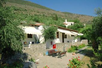 Aparthotel Kotronas Bay Bungalows