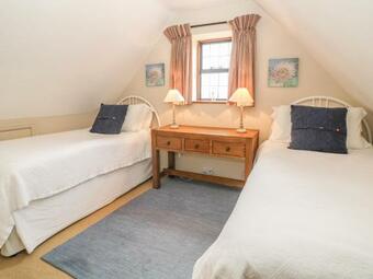 The Court Yard Cottage, Bourton On The Water