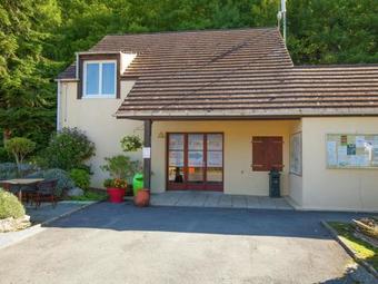 Neat Mobile Home With Porch, In The Nature Outside Of Paris