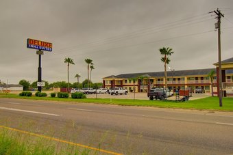 Hotel Deluxe Inn & Suites