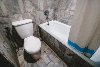 Hotel Reddoorz Plus Near Taman Safari Indonesia