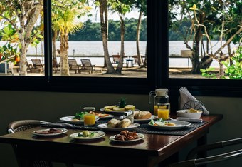 Hotel Overbridge River Resort