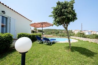 Chill And Relax In A Home With Pool Near The Beach