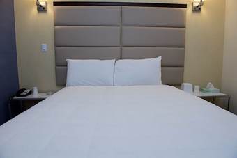 7 Days Hotel Bronx