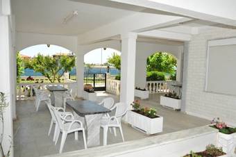 Dionisos Apartments