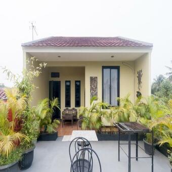 Hostal Reddoorz Syariah Plus Near Trans Studio Cibubur