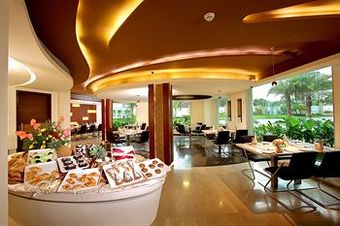 Flora Airport Hotel