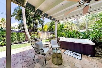 Tropical Oasis - Private Hot Tub & New Kitchen Home