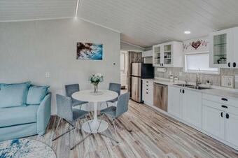 Modern & Cozy Stand-alone Apartment - Perfect Stay