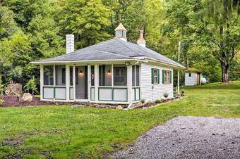 Emporium Colonial Home With Large Yard And Fire Pit!