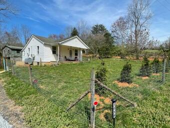 Giggling Creek Cottage - Rural Charm, Pet Friendly + Arcade