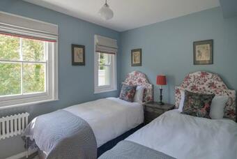 Henge Estate - Large Country Home, En-suite Bedrooms, Near Stonehenge