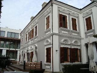 Life Gallery Hotel