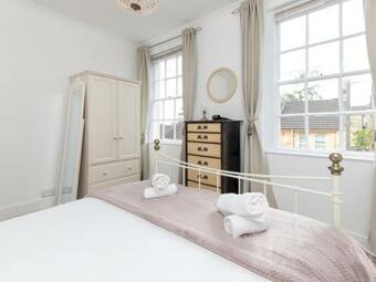 Pass The Keys Stylish 2 Bed Central Bath Apartment With Parking