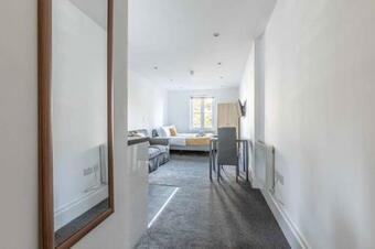 Modern Apartment On Egham High St And Close To Royal Holloway