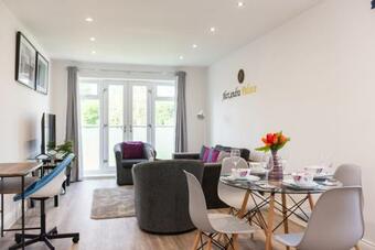 Brand New Luxury One Bed Apartment In The Heart Of Hatfiled
