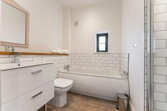 Luxury Converted 1 Bedroom Rugby, Near M1 And M6