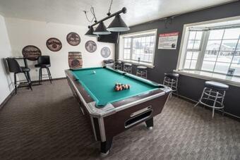 Hotel Clover Creek Inn