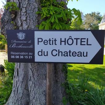 Hotel Domaine De Bertheauville
