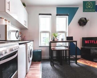 4 Guests 1 Bedroom Apartment By Greenrose Serviced Accommodation With Kingsize Bed, Wifi & Parking