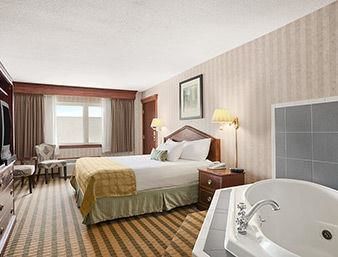Ramada Saginaw Hotel & Suites