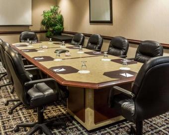 Hotel Quality Suites Lake Wright Norfolk Airport