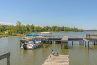 Lake Conroe Queen Studio Cabin 11
