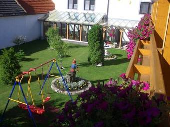 Hostal G�stehaus Und Weinbau Zur Wiederkehr Strudler