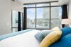 Quickstay - Luxurious 2-bedroom Condo (Downtown Core)