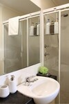 Adelaide Central Apartment - 3br, 2bath & Carpark