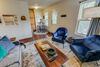 Romantic Getaway King Bed 1min To Restaurants!