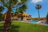Amplio Chalet Con Gran Piscina Y Jardin