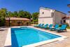 Apartman Luni S Bazenom