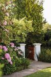 Hostal Whispering Oaks Guest House